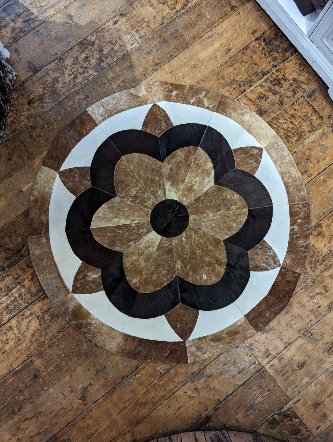 Retro Design Handmade Tricolor Cowhide Patchwork Rug | Round Patchwork rug Cow hotsell Hide Leather Area Rug 4ft X 4ft